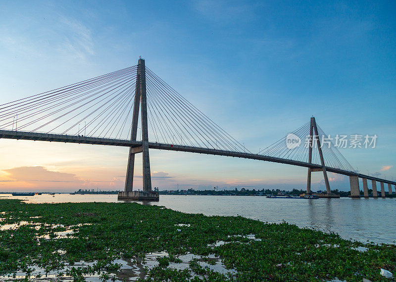 Rach Mieu斜拉桥横跨天河，连接着湄公河三角洲的本崔和天江两省。